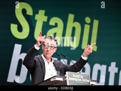 Ludwigsburg, Germania. 13 dicembre 2025. CEM Özdemir, (Alleanza 90/Verdi), candidato principale per le elezioni statali del 2026 nel Baden-Württemberg, parla alla conferenza del partito di stato del suo partito. Il partito adotta il programma elettorale per le elezioni statali del 2026 e elegge il suo comitato esecutivo statale, tra gli altri organi del partito. Crediti: Bernd Weißbrod/dpa/Alamy Live News Foto Stock