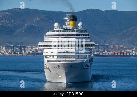 La Costa pacifica, nave da crociera classe Concordia per Costa Crociere, un marchio di Carnival Corporation & plc, nel porto di Gibilterra lunedì 3 novembre 2025. È la nave gemella della Costa Concordia, che ha colpito una roccia e si è rovesciata nel Mar Tirreno appena al largo della costa orientale dell'Isola del Giglio il 13 gennaio 2012, uccidendo 32 persone. Foto di Ron Sachs / CNP/ABACAPRESS.COM Foto Stock