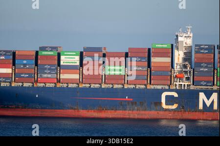 CMA CGM ZHENG HE (IMO: 9706906) è una nave portacontainer, che naviga sotto la bandiera di Malta, di proprietà di CHC Second Shipping SA, proprietario registrato con sede in Francia di un'unica grande nave portacontainer, al largo della costa di Gibilterra lunedì 3 novembre 2025.foto di Ron Sachs / CNP/ABACAPRESS.COM Foto Stock