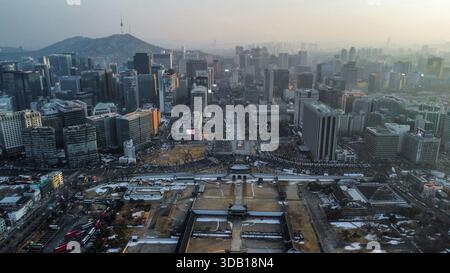 Vista aerea panoramica del paesaggio urbano di Seoul e del vasto sviluppo metropolitano sotto un cielo azzurro Foto Stock