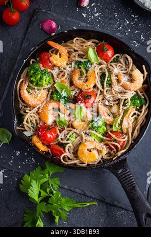 spaghetti di grano intero con gamberetti e broccoli, vista dall'alto Foto Stock