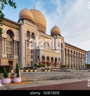 Istana Kehakiman, Palazzo di giustizia, un grande edificio con cupole e archi di ispirazione islamica, sotto un cielo blu a Putrajaya, Malesia Foto Stock