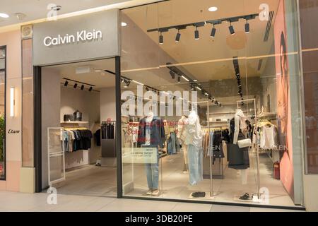 Almaty, Kazakistan - 17 luglio 2025: Ingresso alla boutique Calvin Klein. Articoli alla moda Foto Stock