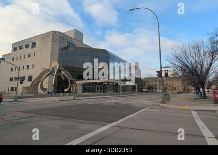 Winnipeg, Manitoba, Canada - 7 novembre 2025: Intersezione tra Kennedy Street e York Avenue nel centro di Winnipeg, mostrando i Winnipeg Law Courts An Foto Stock