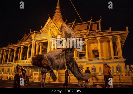 Phnom Penh, Phnom Penh, Cambogia. 13 dicembre 2025. Sisowath Quay, Phnom Penh, Cambogia. Gli adolescenti suonano "Jump the String" di fronte al Palazzo reale sul Sisowath Quay accanto al fiume Tonle SAP. Nelle serate del fine settimana il lungofiume è pedonale e attira un gran numero di amanti del divertimento nel fine settimana. Tuttavia il conflitto in corso con la Thailandia ha colpito questa settimana una nota più cupa. (Immagine di credito: © Rod Harbinson/ZUMA Press Wire) SOLO PER USO EDITORIALE! Non per USO commerciale! Foto Stock