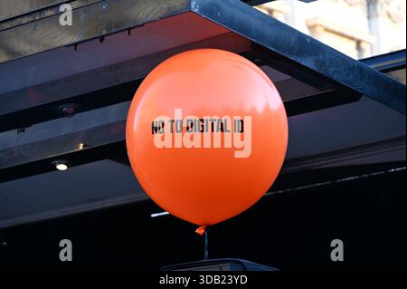 Londra, Regno Unito. 13 dicembre 2025. Rally No to Digital ID - non ci atterremo a Whitehall, Londra, Inghilterra. (Foto di 李世惠/SEE li/Picture Capital) credito: Vedi li/Picture Capital/Alamy Live News Foto Stock