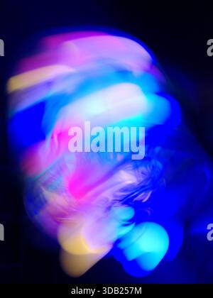 Sfondo cerebrale digitale astratto e colorato. Luci al neon del cervello defocalizzate per lo sfondo Foto Stock