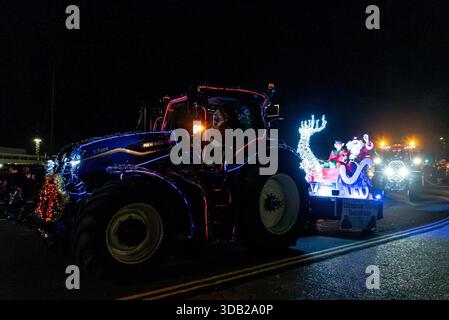 Cranes Farm Road, Basildon, Essex, Regno Unito. 13 dicembre 2025. I proprietari di trattori New Holland, Case IH e Ford si sono riuniti presso lo stabilimento CNH Industrial Tractor di Basildon, ex stabilimento di produzione di trattori Ford, che ha iniziato a produrre trattori sul sito nel 1964. L'evento si terrà per raccogliere fondi per il locale St. Luke's Hospice e i trattori partecipanti si dirigeranno a Basildon adornati di luci e decorazioni natalizie Foto Stock