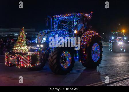 Cranes Farm Road, Basildon, Essex, Regno Unito. 13 dicembre 2025. I proprietari di trattori New Holland, Case IH e Ford si sono riuniti presso lo stabilimento CNH Industrial Tractor di Basildon, ex stabilimento di produzione di trattori Ford, che ha iniziato a produrre trattori sul sito nel 1964. L'evento si terrà per raccogliere fondi per il locale St. Luke's Hospice e i trattori partecipanti si dirigeranno a Basildon adornati di luci e decorazioni natalizie Foto Stock