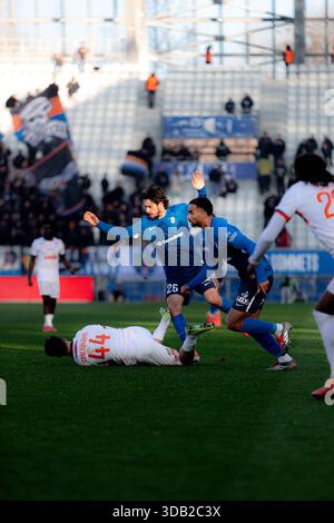Théo Valls (25 Grenoble) in azione durante la partita di campionato francese di seconda divisione tra Grenoble e Montpellier allo Stade des Alpes di Grenoble, Francia Credit: SPP Sport Press Photo. /Alamy Live News Foto Stock