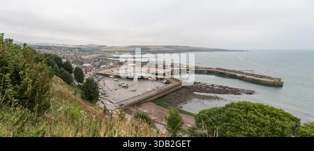 Barche a Low Tide a Stonehaven - Cowie Harbour, Aberdeenshire, Scozia Foto Stock