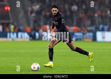 LEVERKUSEN, GERMANIA - 13 DICEMBRE: Jarell Quansah (Bayer 04 Leverkusen, 4) durante la Bundesliga [Bundesliga] partita tra Bayer Leverkusen e FC Cologne il giorno 14 alla BayArena il 13 dicembre 2025 a Leverkusen, Germania. Le normative #DFL vietano un Foto Stock