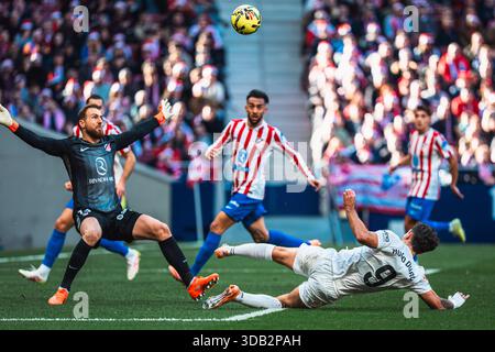 Hugo duro di Valencia CF e Jan Oblak di Atletico de Madrid durante la partita di calcio della LaLiga spagnola tra Atletico de Madrid e Valencia CF il 13 dicembre 2025 allo stadio Riyadh Air Metropolitano di Madrid, Spagna - foto Alexandre Martins/DPPI credito: DPPI Media/Alamy Live News Foto Stock