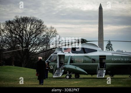Washington, Stati Uniti. 13 dicembre 2025. Il presidente degli Stati Uniti Donald Trump cammina verso Marine One sul South Lawn mentre lascia la Casa Bianca il 13 dicembre 2025 a Washington, DC il presidente si dirige a Baltimora, Maryland, dove parteciperà alla partita di football Army - Navy all'M&T Bank Stadium. (Foto di Samuel Corum/Pool/ABACAPRESS.COM) credito: Abaca Press/Alamy Live News Foto Stock