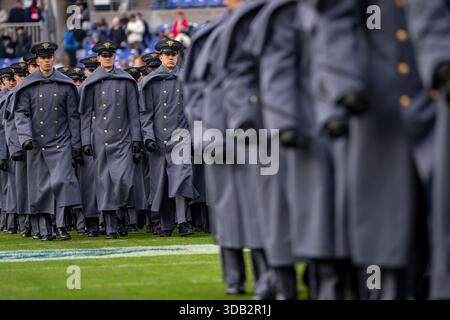 Baltimora, Stati Uniti. 13 dicembre 2025. Army Cadets marciano prima della 126a partita Army-Navy tra i Navy Midshipmen e l'Army West Point Black Knights all'M&T Bank Stadium di Baltimora, Maryland, sabato 13 dicembre 2025. Foto di Bonnie Cash/UPI credito: UPI/Alamy Live News Foto Stock