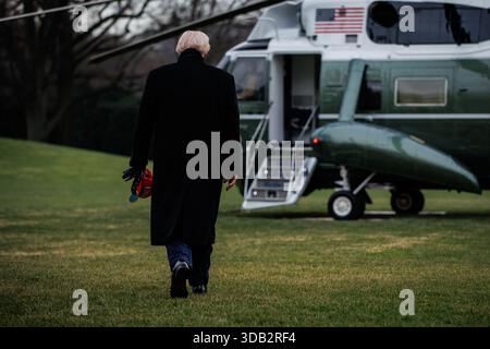 Washington, Stati Uniti. 13 dicembre 2025. Il presidente degli Stati Uniti Donald Trump cammina verso Marine One sul South Lawn mentre lascia la Casa Bianca il 13 dicembre 2025 a Washington, DC il presidente si dirige a Baltimora, Maryland, dove parteciperà alla partita di football Army - Navy all'M&T Bank Stadium. (Foto di Samuel Corum/Sipa USA) credito: SIPA USA/Alamy Live News Foto Stock