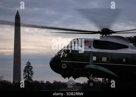 Washington, Stati Uniti. 13 dicembre 2025. Marine One atterra sul South Lawn della Casa Bianca per prendere il presidente degli Stati Uniti Donald Trump il 13 dicembre 2025 a Washington, DC il presidente si dirige a Baltimora, Maryland, dove parteciperà alla partita di football Army - Navy all'M&T Bank Stadium. (Foto di Samuel Corum/Sipa USA) credito: SIPA USA/Alamy Live News Foto Stock