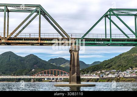 I ponti attraversano il fiume Kumano, che forma il confine tra le prefetture di Wakayama e mie a Shingū. Prefettura di Wakayama, Giappone Foto Stock