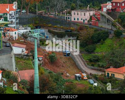 Quartiere aereo collinare a Madeira con funivia e tetti terrazzati Foto Stock