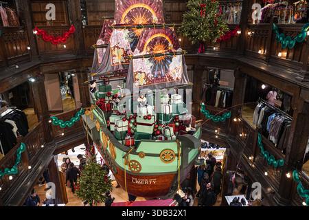 Londra, Regno Unito. 13 dicembre 2025. Decorazioni natalizie nei grandi magazzini Liberty di Londra. Crediti: Marcin Rogozinski/Alamy Live News Foto Stock