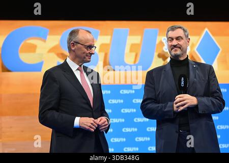 v.li:Bundeskanzler Friedrich MERZ CDU , Markus SOEDER Ministerpraesident Bayern und CSU Vorsitzender, CSU Parteitag 2025 am 12.und 13.12.2025 MESSE MUENCHEN *** dal Cancelliere Federale di sinistra Friedrich MERZ CDU , Markus SOEDER Premier di Stato Bavaria e Presidente CSU , CSU Party Congress 2025 on 12 e 13 12 12 12 2025 MONACO FIERA Foto Stock