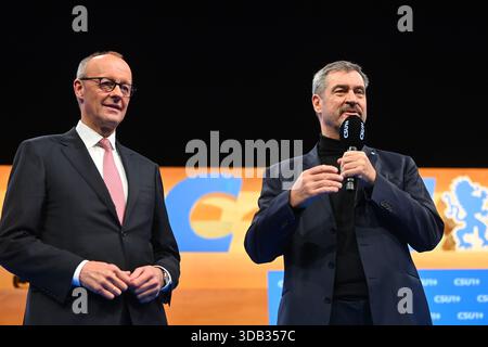 Da sinistra: Il Cancelliere federale Friedrich MERZ (CDU), Markus SOEDER (primo ministro della Baviera e presidente della CSU) Convenzione del partito CSU 2025 il 12 e 13 dicembre 2025, FIERA DI MONACO Foto Stock