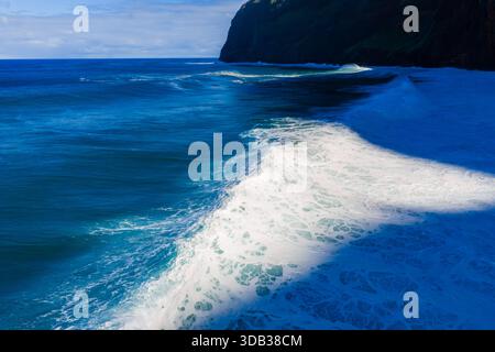 Le onde aeree dell'Atlantico colpiscono le scogliere vulcaniche vicino al promontorio di Madeira Foto Stock