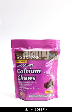 Cioccolato calcio Chews in una borsa richiudibile che promuove la salute delle ossa. Foto Stock
