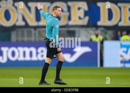 Martin Petersen (Schiedsrichter [arbitro]), gibt Anweisungen, gestikuliert, mit den Armen gestikulieren, Freisteller, Ganzkörper, Einzelbild, Einzelfoto, Aktion, Action, 13.12.2025, Sinsheim (Deutschland), Fussball, BUNDESLIGA [BUNDESLIGA], TSG 1899 HOFFENHEIM - HSV HAMBURG, LE NORMATIVE DFB/DFL VIETANO QUALSIASI USO DI FOTOGRAFIE COME SEQUENZE DI IMMAGINI E/O QUASI-VIDEO. Foto Stock