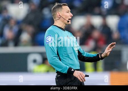 Martin Petersen (Schiedsrichter [arbitro]), gibt Anweisungen, gestikuliert, mit den Armen gestikulieren, Einzelbild, Einzelfoto, Aktion, Action, 13.12.2025, Sinsheim (Deutschland), Fussball, Bundesliga (Bundesliga), TSG 1899 Hoffenheim - HSV Amburgo, LE NORMATIVE DFB/DFL VIETANO QUALSIASI USO DI FOTOGRAFIE COME SEQUENZE DI IMMAGINI E/O QUASI-VIDEO. Foto Stock