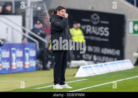 Merlin Polzin (Trainer [coach], Cheftrainer, HSV Hamburg), gibt Anweisungen, gestikuliert, mit den Armen gestikulieren, Freisteller, Ganzkörper, Einzelbild, Einzelfoto, Aktion, Action, Am Spielfeldrand, an der Seitenauslinie, 13.12.2025, Sinsheim (Deutschland), Fussball, Bundesliga, TSG 1899 Hoffenheim - HSV Hamburg, LE NORMATIVE DFB/DFL VIETANO QUALSIASI USO DI FOTOGRAFIE COME SEQUENZE DI IMMAGINI E/O QUASI-VIDEO. Foto Stock