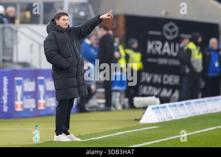 Merlin Polzin (Trainer [coach], Cheftrainer, HSV Hamburg), gibt Anweisungen, gestikuliert, mit den Armen gestikulieren, Freisteller, Ganzkörper, Einzelbild, Einzelfoto, Aktion, Action, Am Spielfeldrand, an der Seitenauslinie, 13.12.2025, Sinsheim (Deutschland), Fussball, Bundesliga, TSG 1899 Hoffenheim - HSV Hamburg, LE NORMATIVE DFB/DFL VIETANO QUALSIASI USO DI FOTOGRAFIE COME SEQUENZE DI IMMAGINI E/O QUASI-VIDEO. Foto Stock