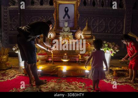 Phnom Penh, Phnom Penh, Cambogia. 13 dicembre 2025. Preghiere e benedizioni sono fatte per i soldati in prima linea presso il tempio buddista una Laom sul Sisowath Quay accanto al fiume Tonle SAP. Nelle serate del fine settimana il lungofiume è pedonale e attira un gran numero di amanti del divertimento nel fine settimana. Tuttavia il conflitto in corso con la Thailandia ha colpito questa settimana una nota più cupa. (Immagine di credito: © Rod Harbinson/ZUMA Press Wire) SOLO PER USO EDITORIALE! Non per USO commerciale! Foto Stock