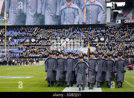 Baltimora, Maryland, Stati Uniti. 13 dicembre 2025. I cadetti della USMA marciano sul campo prima della partita della 126th Army Navy tra la United States Naval Academy e la United States Military Academy all'M&T Bank Stadium di Baltimora, MD. Justin Cooper/CSM/Alamy Live News Foto Stock