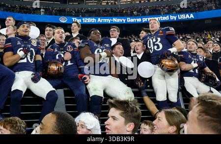 Baltimora, Maryland, Stati Uniti. 13 dicembre 2025. I Navy Midshipmen cantano l'alma mater dopo la partita della 126th Army Navy tra la United States Naval Academy e la United States Military Academy all'M&T Bank Stadium di Baltimora, MD. Justin Cooper/CSM/Alamy Live News Foto Stock