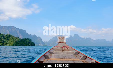 Scopri le viste mozzafiato del lago Cheow LAN da una barca a coda lunga nel parco nazionale di Khao Sok, Thailandia. Foto Stock