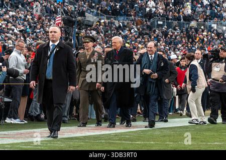 Baltimora, Maryland, Stati Uniti. 13 dicembre 2025. Il presidente DONALD TRUMP batte mentre cammina da bordo campo con il sovrintendente dell'Accademia navale degli Stati Uniti, il tenente generale MICHAEL J. BORGSCHULTE e il segretario della Marina JOHN PHELAN. (Credit Image: © Joey Sussman/ZUMA Press Wire) SOLO PER USO EDITORIALE! Non per USO commerciale! Foto Stock