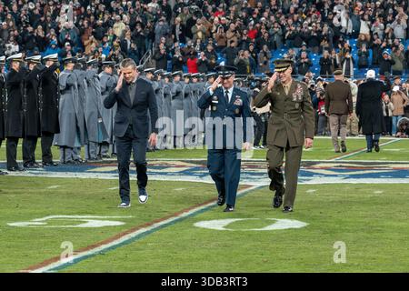 Baltimora, Maryland, Stati Uniti. 13 dicembre 2025. Il Segretario alla Guerra PETE HEGSETH, presidente del Joint Chiefs of staff General DAN CAINE, e il sovrintendente dell'Accademia navale degli Stati Uniti, tenente generale del corpo dei Marines MICHAEL J. BORGSCHULTE, salutano una fila di Midshipmen e cadetti. (Credit Image: © Joey Sussman/ZUMA Press Wire) SOLO PER USO EDITORIALE! Non per USO commerciale! Foto Stock