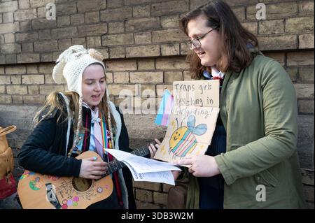 Londra, Regno Unito. 13 dicembre 2025. I manifestanti prendono parte alla manifestazione. I manifestanti si sono riuniti fuori dalla sede centrale di Girlguiding UK a Londra dopo che l'organizzazione ha annunciato che le ragazze transgender non sarebbero più autorizzate a partecipare alle attività di Girlguiding. Gli attivisti e gli alleati per i diritti trans hanno condannato la politica come discriminatoria, chiedendo l'inclusione, l'uguaglianza e l'inversione di quella che hanno descritto come una decisione esclusiva che colpisce i giovani di Tran. Credito: SOPA Images Limited/Alamy Live News Foto Stock