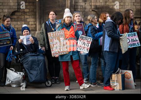 Londra, Regno Unito. 13 dicembre 2025. I manifestanti tengono cartelli che esprimono la loro opinione durante la manifestazione. I manifestanti si sono riuniti fuori dalla sede centrale di Girlguiding UK a Londra dopo che l'organizzazione ha annunciato che le ragazze transgender non sarebbero più autorizzate a partecipare alle attività di Girlguiding. Gli attivisti e gli alleati per i diritti trans hanno condannato la politica come discriminatoria, chiedendo l'inclusione, l'uguaglianza e l'inversione di quella che hanno descritto come una decisione esclusiva che colpisce i giovani di Tran. (Foto di Andrea Domeniconi/SOPA Images/Sipa USA) credito: SIPA USA/Alamy Live News Foto Stock