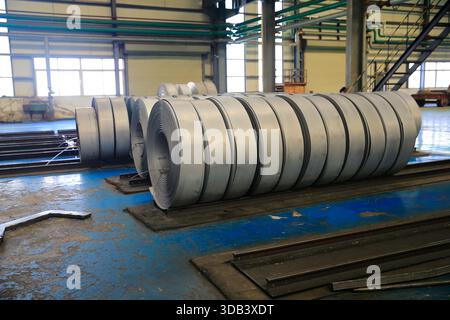 Acciaio laminato in officina, bobina laminata a freddo, metallo pesante Foto Stock