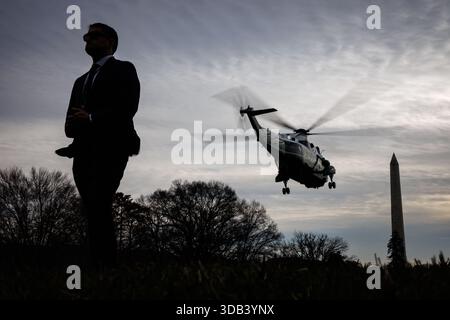 Washington, DC, USA. 13 dicembre 2025. Marine One, con il presidente degli Stati Uniti Donald J Trump a bordo, decolla dal South Lawn della Casa Bianca a Washington, DC, USA, il 13 dicembre 2025. Il presidente si dirige a Baltimora, Maryland, dove parteciperà alla partita di football Army-Navy all'M&T Bank Stadium. Credito: Samuel Corum/Pool tramite CNP/dpa/Alamy Live News Foto Stock