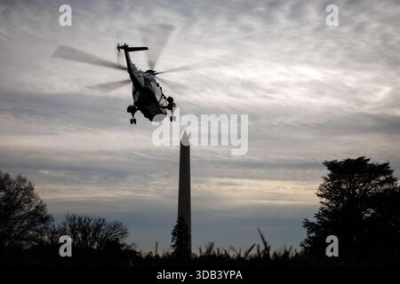 Washington, DC, USA. 13 dicembre 2025. Marine One, con il presidente degli Stati Uniti Donald J Trump a bordo, decolla dal South Lawn della Casa Bianca a Washington, DC, USA, il 13 dicembre 2025. Il presidente si dirige a Baltimora, Maryland, dove parteciperà alla partita di football Army-Navy all'M&T Bank Stadium. Credito: Samuel Corum/Pool tramite CNP/dpa/Alamy Live News Foto Stock