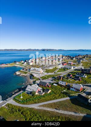 Vista aerea di case e chiese in legno colorate, nonché una statua di Hans Egede su una collina, Nuuk, Sermersooq, Groenlandia, Europa Foto Stock
