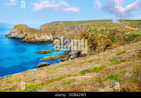 Rocky cape Pointe du Van con Cappella di Saint-They a Cap-Sizun, Finistere, Bretagna, Francia Foto Stock