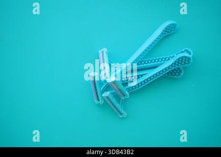 Rasoi di colore blu su sfondo semplice Foto Stock