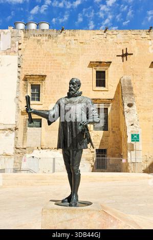 Statua di Jean Parisot de Valette, Gran Maestro dell'ordine di Malta, fondatore di la Valletta, Malta, Europa meridionale Foto Stock