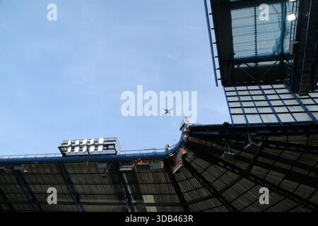 Londra, Regno Unito. 13 dicembre 2025. Un aereo vola per il Chelsea contro Everton EPL match, a Stamford Bridge, Londra, Regno Unito, il 13 dicembre 2025. Crediti: Paul Marriott/Alamy Live News Foto Stock