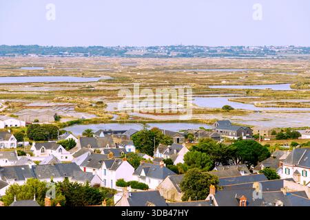 Vista dalla chiesa di St-Guénolé su Batz-sur-Mer e sulle paludi saline della penisola di Guérande, Côte d'Amour, Bretagna, Francia Foto Stock