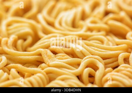 Vista ravvicinata degli spaghetti istantanei essiccati. Cucina veloce Foto Stock